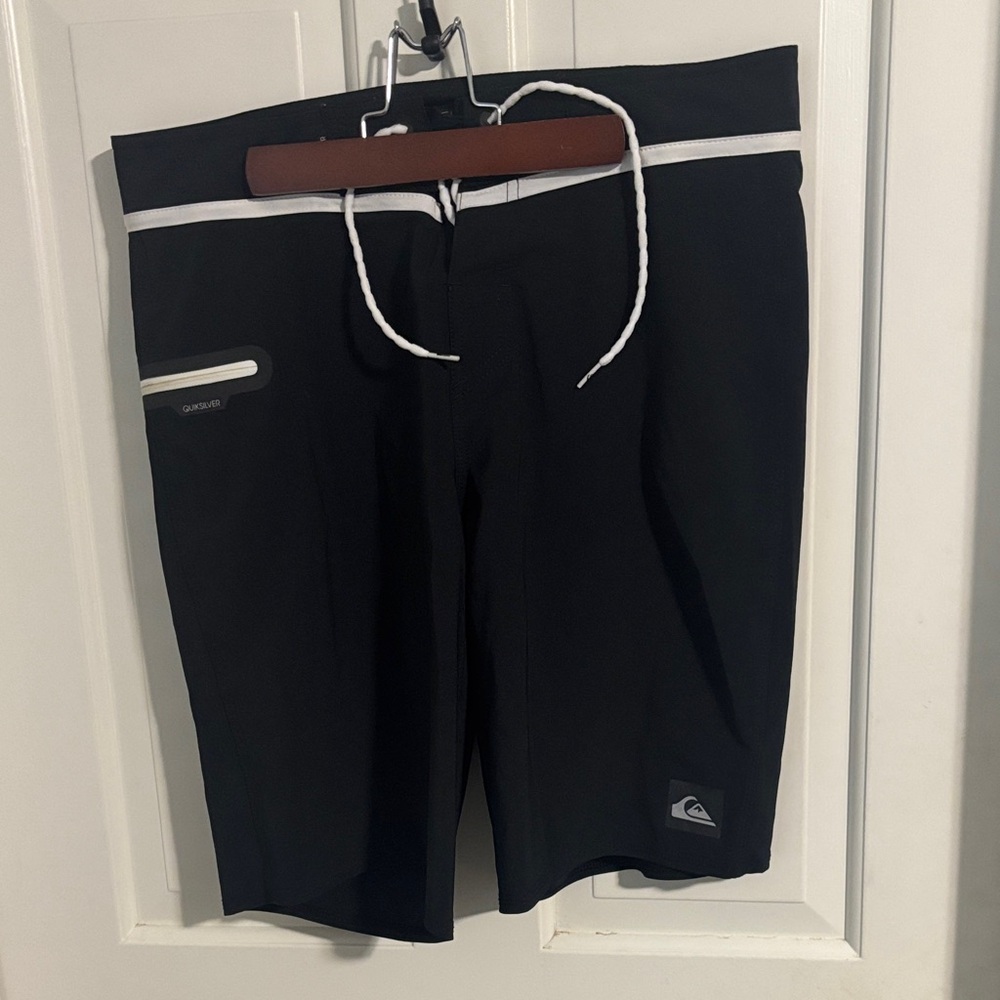 Quiksilver AG47 Dry flight technology board shorts, size 32R
